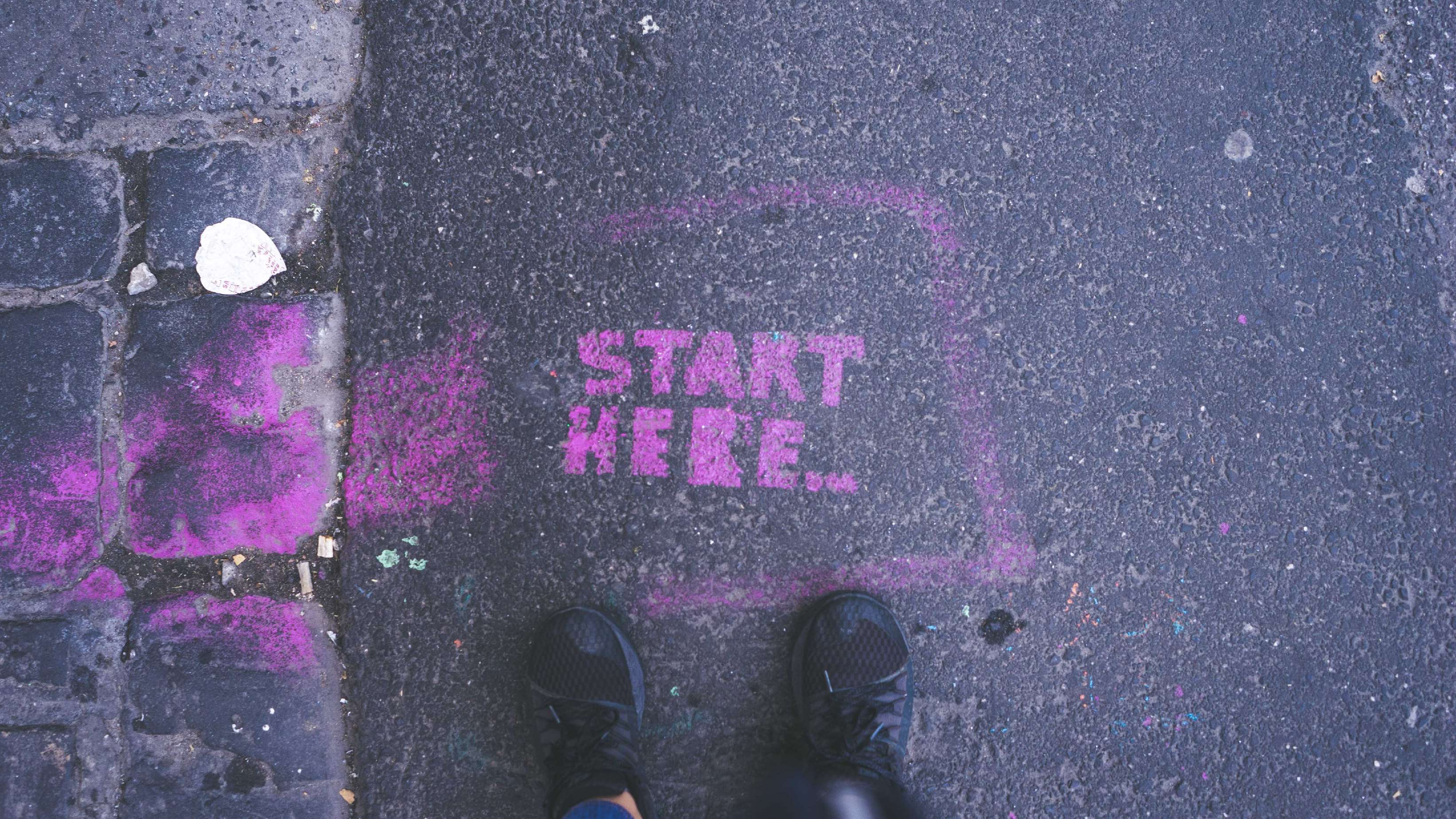 Auf dem Boden ist "Start here" besprüht.